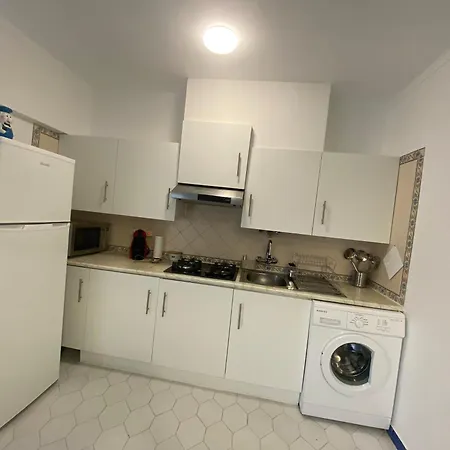 Cosy In With Balcony And Sea View - 9 M² Портиман